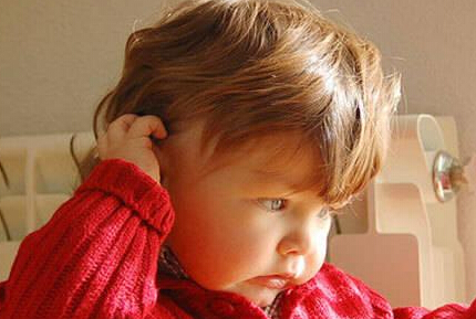 宝宝老抓耳朵是怎么回事 孩子为什么老是抓耳朵原因有这些