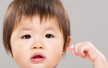 宝宝老抓耳朵是怎么回事 孩子为什么老是抓耳朵原因有这些
