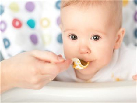 五个月宝宝可以吃辅食了吗，添加时机不对有啥影响呢？