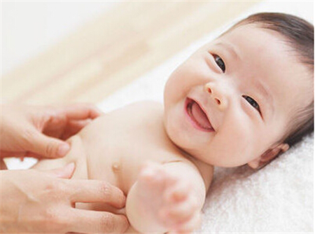 婴儿多大可以做抚触 婴儿脐痂脱落即可进行抚触
