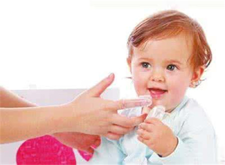 宝宝先长上牙还是下牙 宝宝长牙期间注意什么