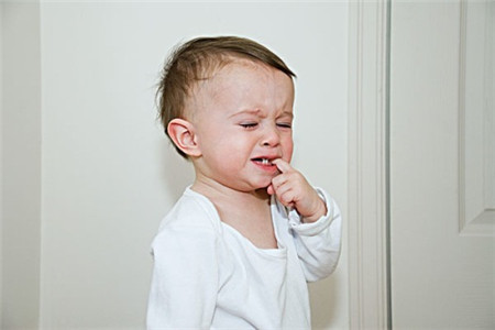 宝宝先长上牙还是下牙 宝宝长牙期间注意什么