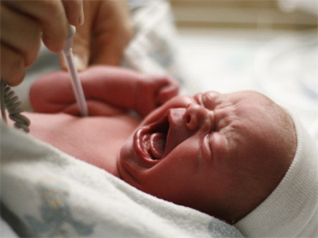 新生儿体温高怎么回事，主要分为这两方面