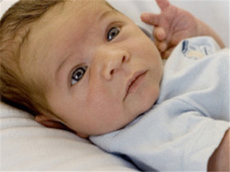新生儿奶癣怎么引起的，又要怎么护理呢