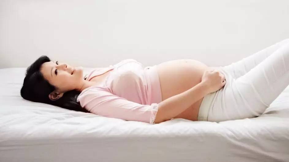 韩女星蔡琳怀孕6个月 中国媳妇练瑜伽为待产做准备