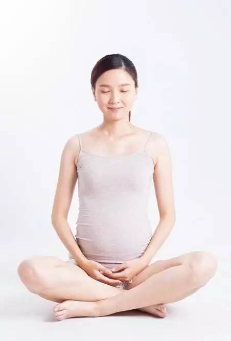 韩女星蔡琳怀孕6个月 中国媳妇练瑜伽为待产做准备