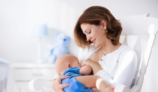 宝宝吐奶是什么原因 宝宝吐奶是生病了还是吃太饱了