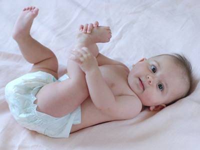 给婴儿换尿布的时候需要注意什么