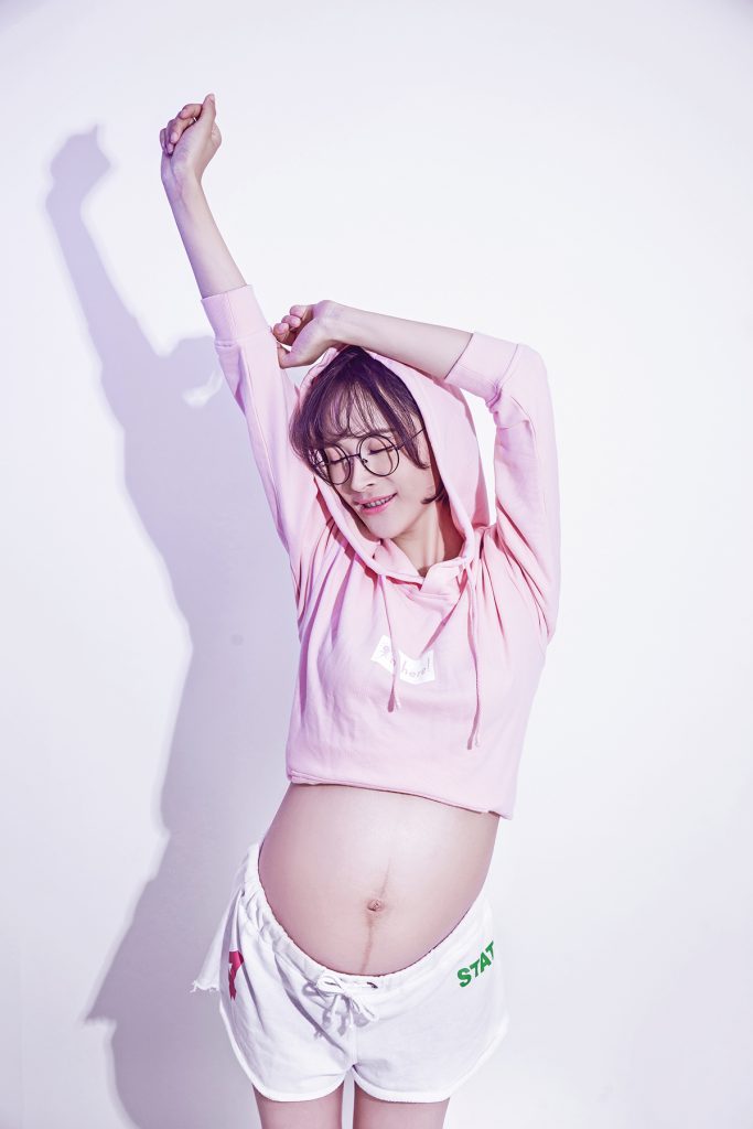 本套孕妇写真来自南京云摄影孕妇摄影-清纯运动风格孕妇艺术照