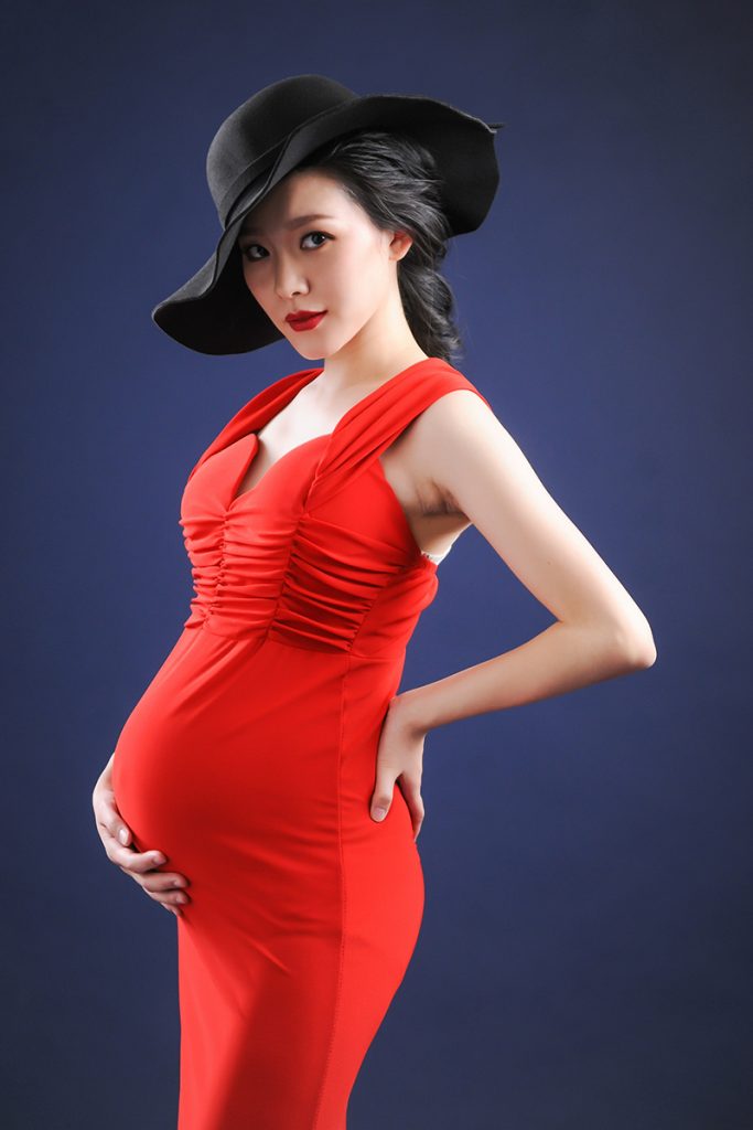 红色旗袍美女孕妇写真
