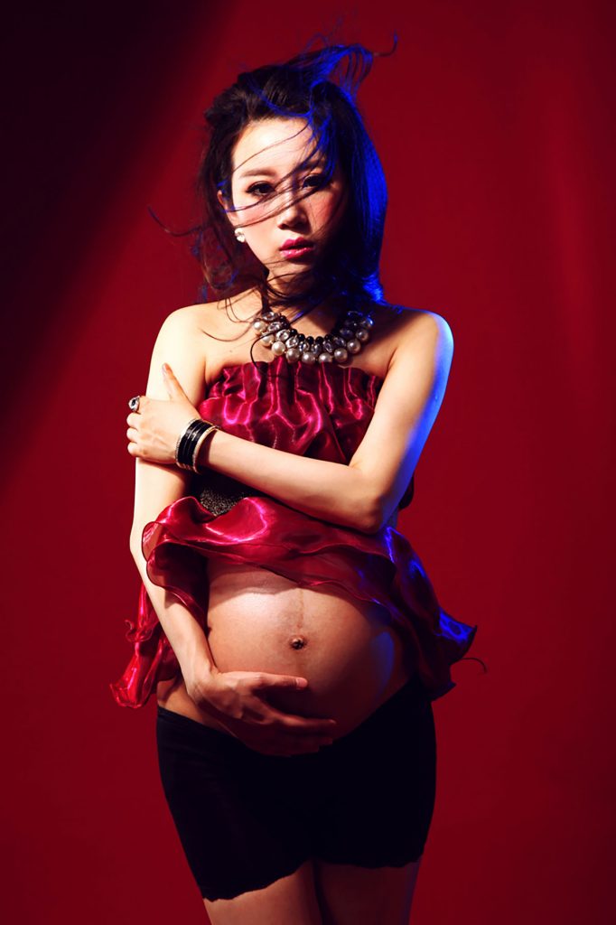 杂志封面美女孕妇艺术照
