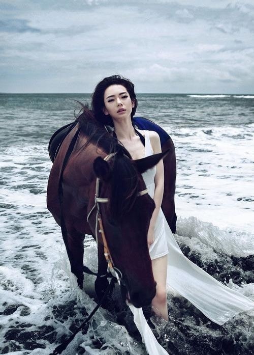 戚薇海边拍摄杂志美照，网友：灵魂彻底的“放飞自我”了！