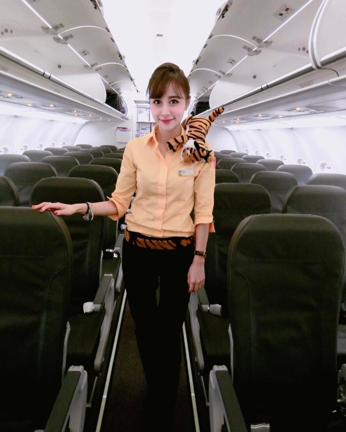 台湾虎航美女空姐，这身材也是没谁了！ ​​​​