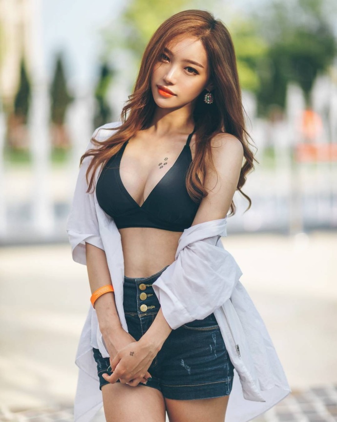 好犯规的身材啊，穿什么都好看