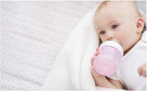 新生儿怎么预防呛奶，宝妈们快看过来