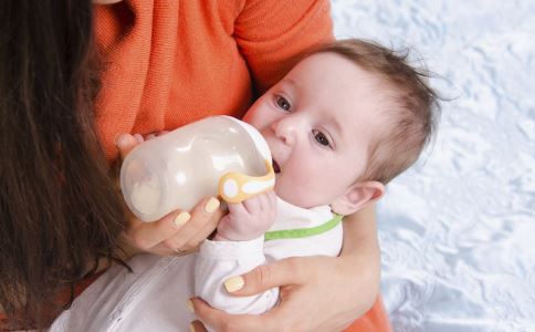 宝宝的一口奶应该是母乳 还是配方奶