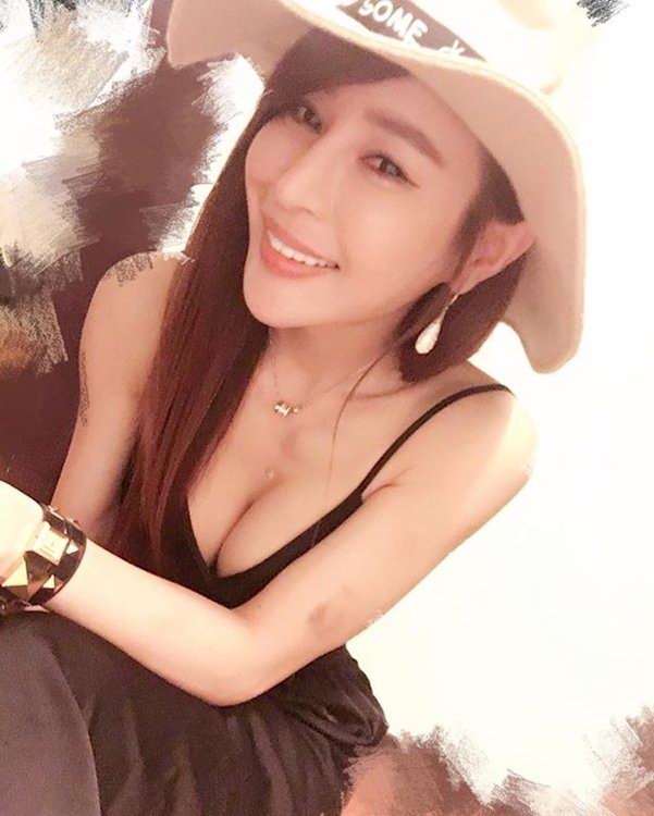 對座正妹露出完美深溝超可口 沒想到一抬起頭竟美到驚為天人......