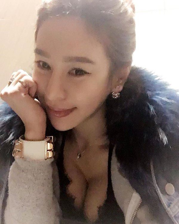 對座正妹露出完美深溝超可口 沒想到一抬起頭竟美到驚為天人......