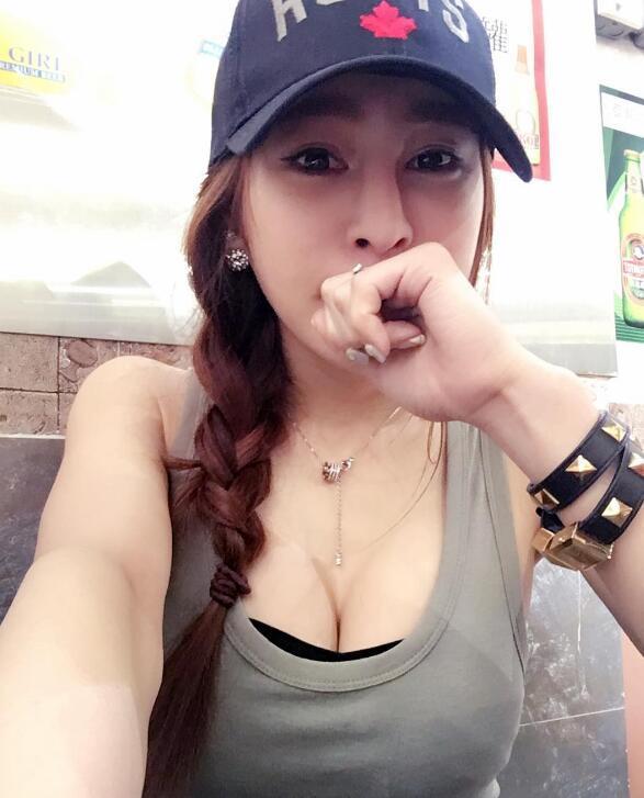 對座正妹露出完美深溝超可口 沒想到一抬起頭竟美到驚為天人......