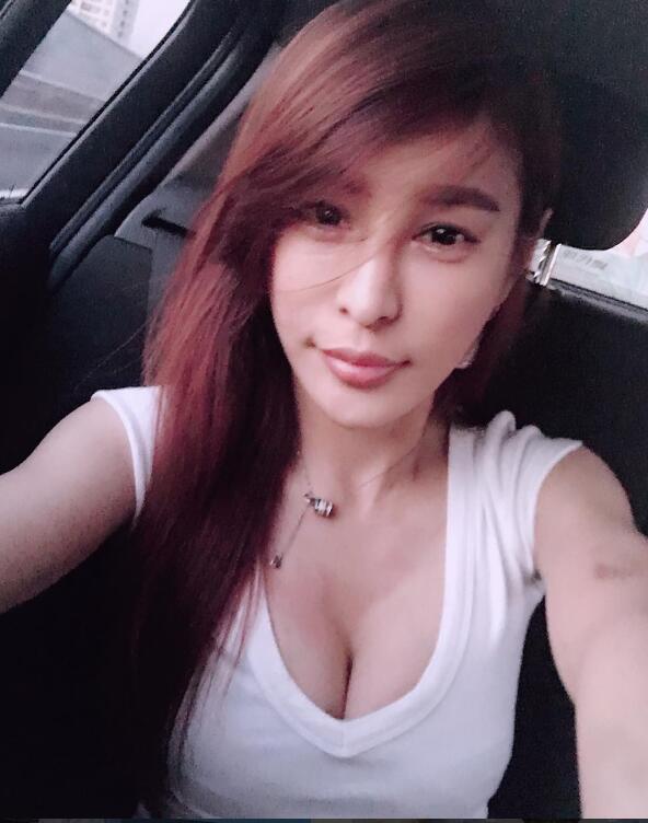 對座正妹露出完美深溝超可口 沒想到一抬起頭竟美到驚為天人......