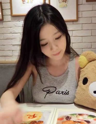 吃个饭把长辈请上桌这样对吗？正妹白天辣晒比基尼晚上穿回衣......