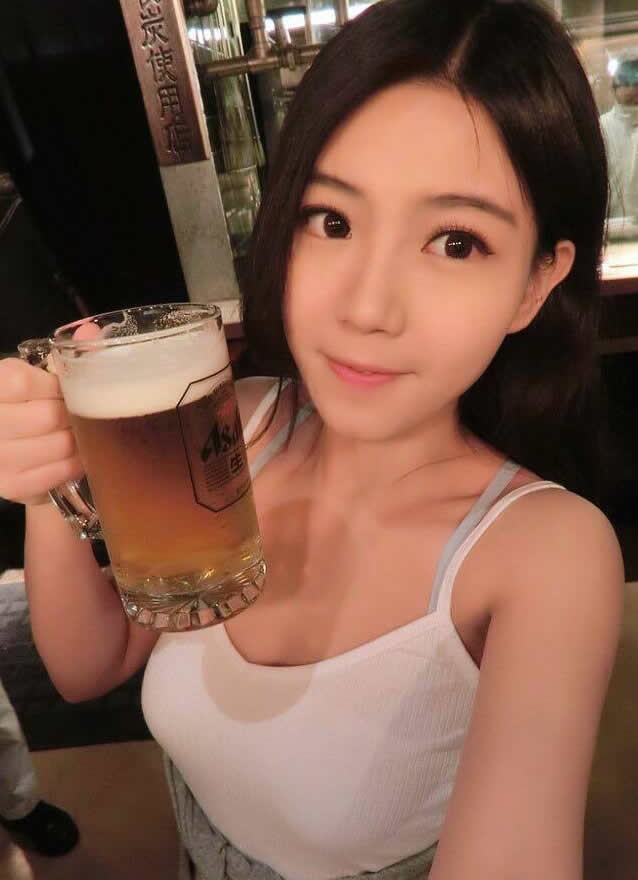 吃个饭把长辈请上桌这样对吗？正妹白天辣晒比基尼晚上穿回衣......