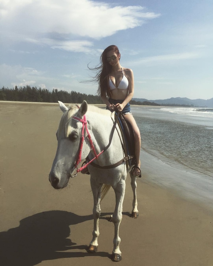 不愧是九头身美女，厉害厉害！ ​​​​