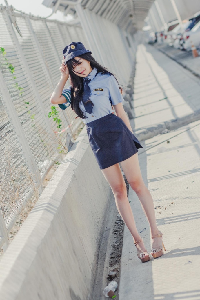 面对这样的女警，只能投降！