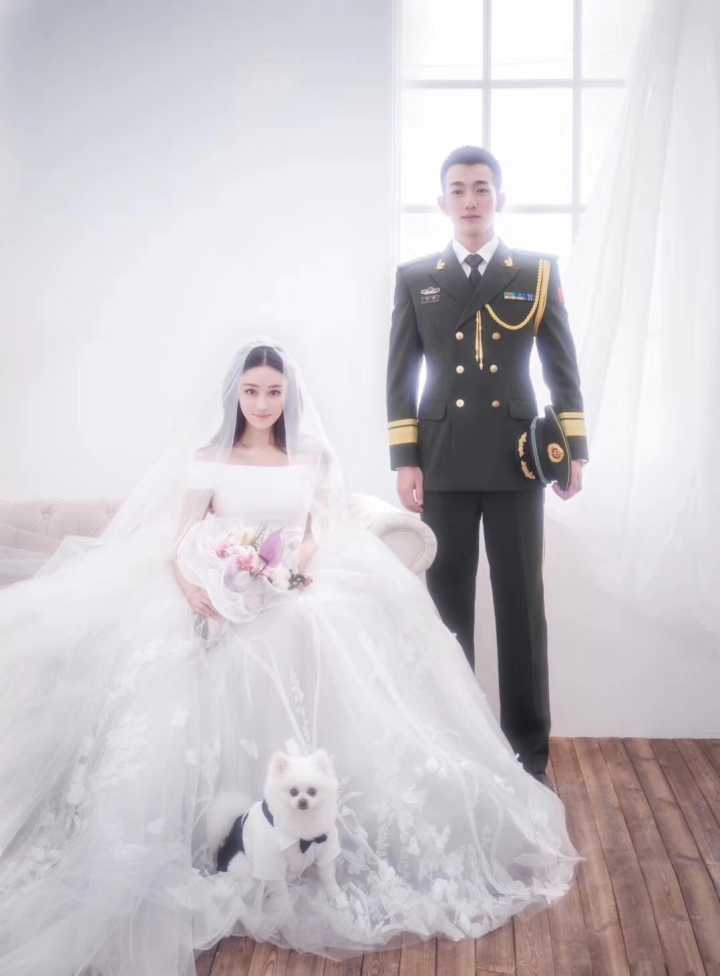 女星张馨予8月5日在微博宣布结婚，并晒出婚纱照结婚证和男方的甜蜜照等。