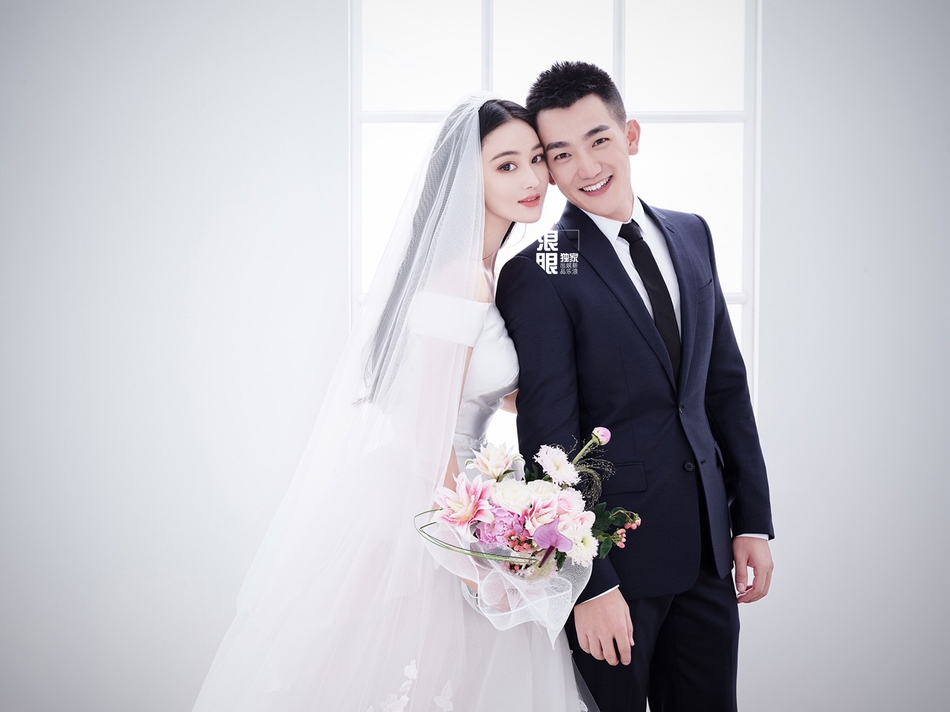 女星张馨予8月5日在微博宣布结婚，并晒出婚纱照结婚证和男方的甜蜜照等。