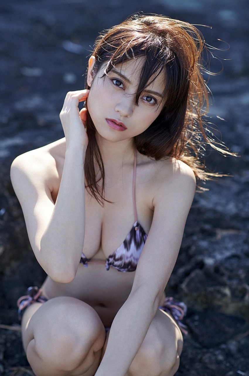 日前，女星Nashiko Momotsuki一组比基尼写真曝光，身材玲珑有致，性感惹火。