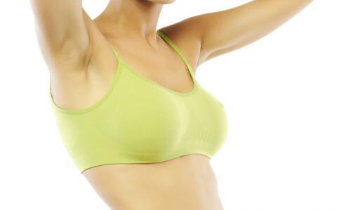 导致女性乳房下垂的原因 怎样改善胸部下垂