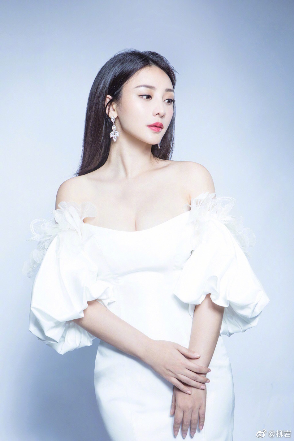 10月3日，柳岩微博晒出自己最新写真，配文“温不温油”。只见她身穿一字肩白裙，锁骨和傲人上围吸睛，身材火辣！