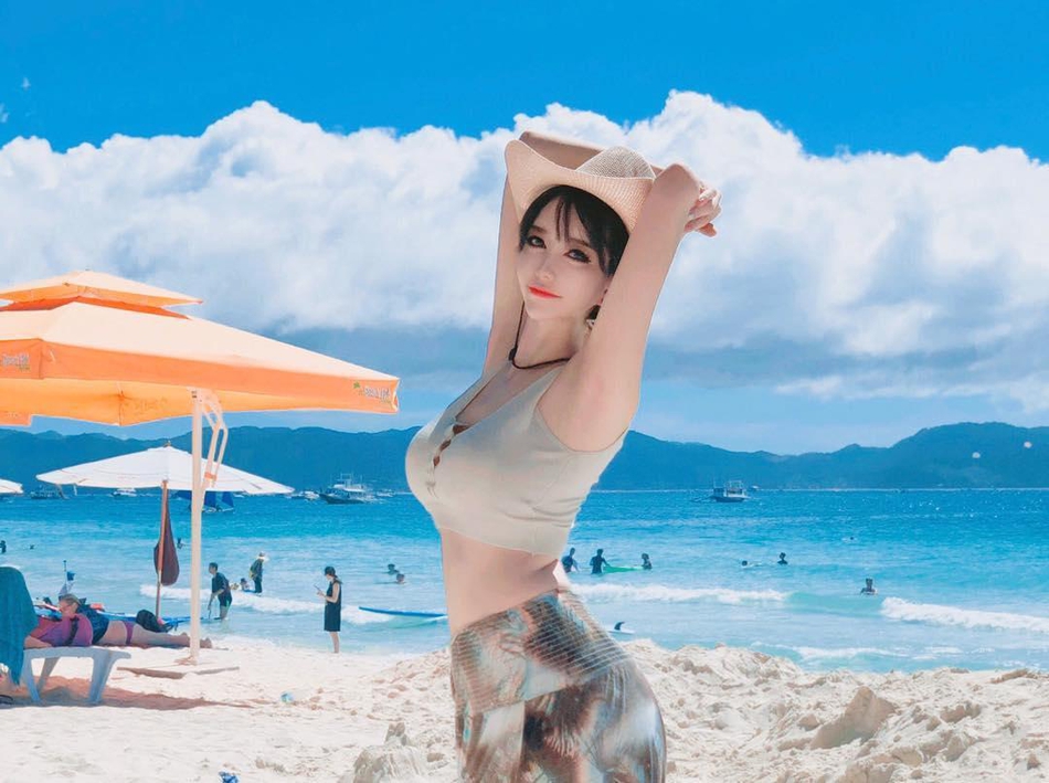 近日，韩国网红崔疎曳一组性感比基尼照曝光。