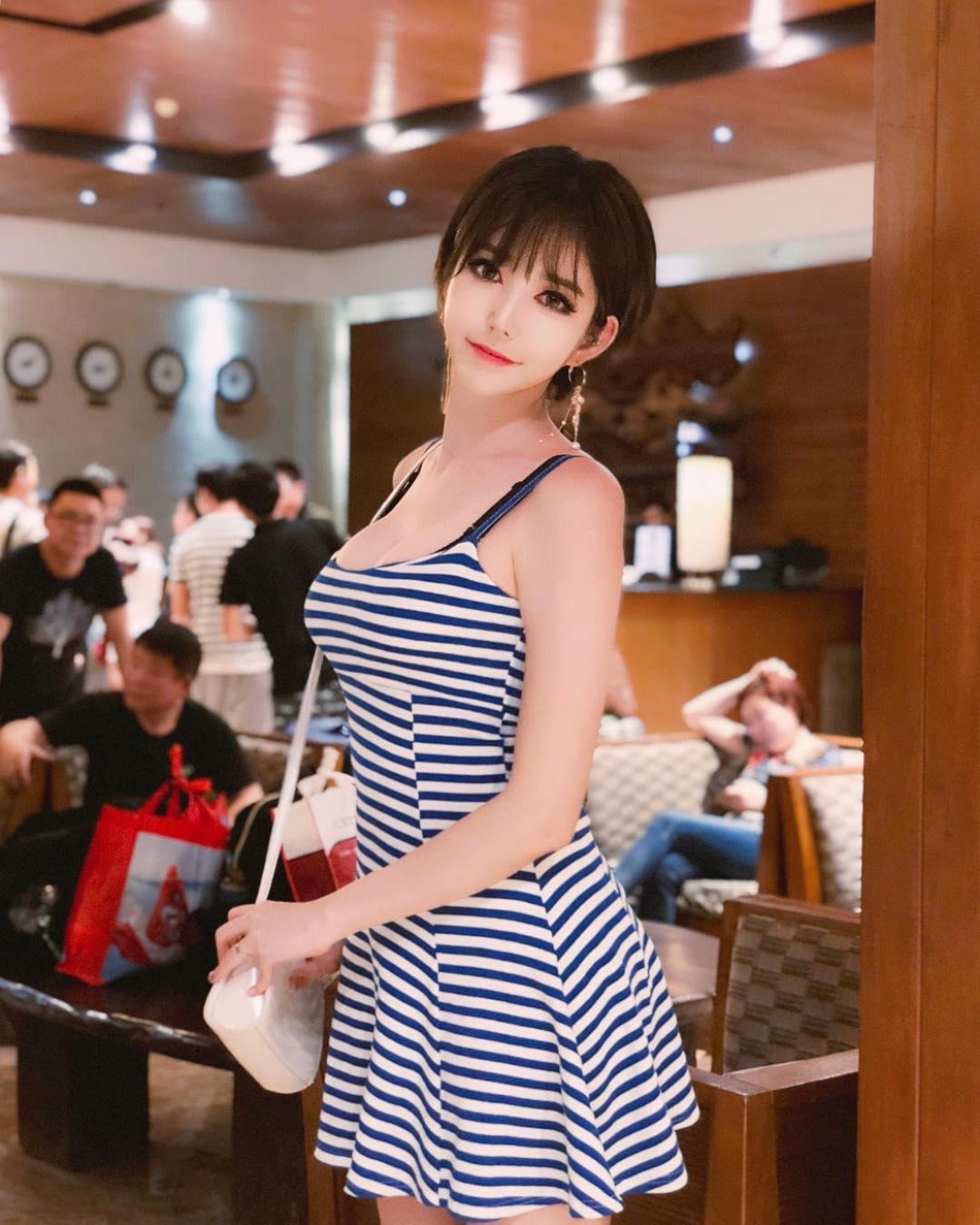 近日，韩国网红崔疎曳一组性感比基尼照曝光。
