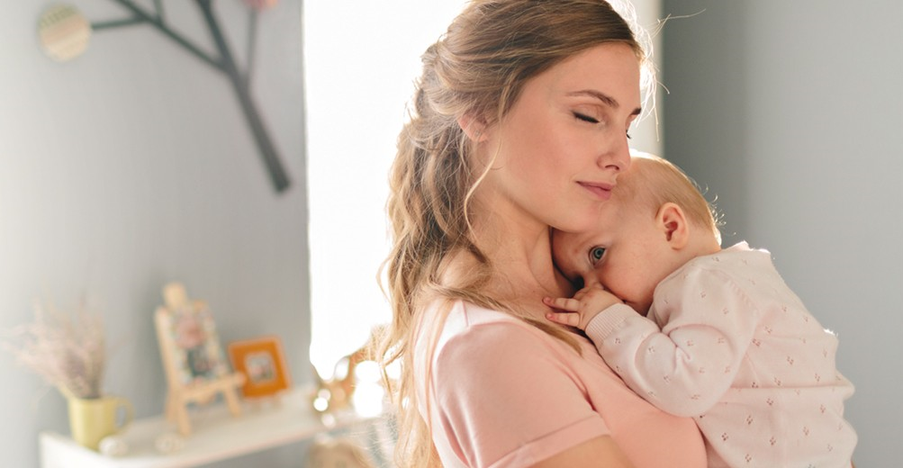 为什么喂母乳时，宝宝总喜欢盯着妈妈看？