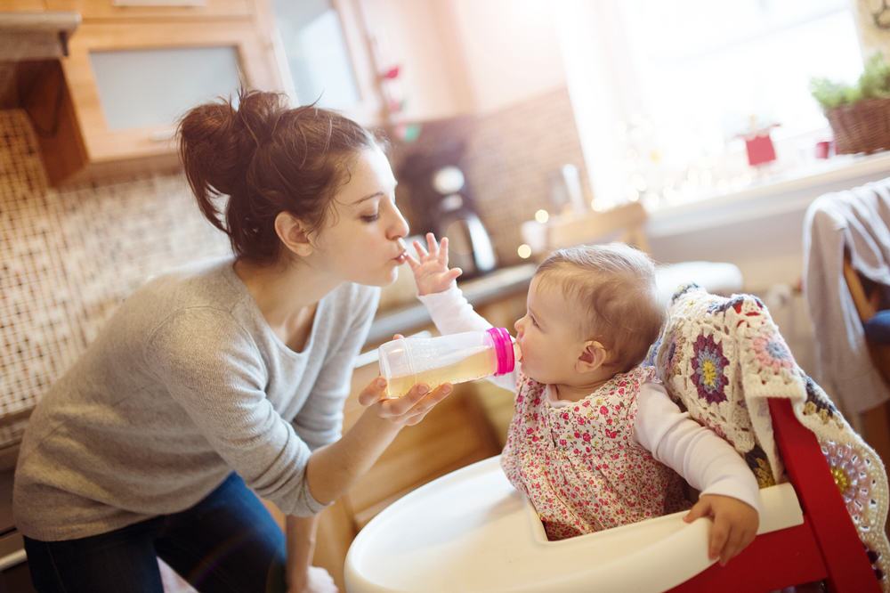为什么喂母乳时，宝宝总喜欢盯着妈妈看？