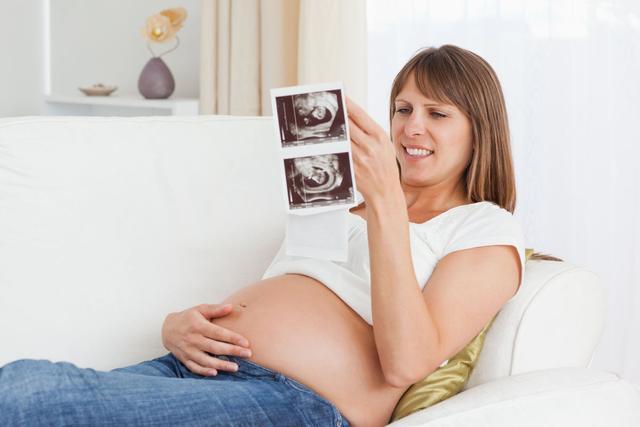 孕期要做几次B超？会影响胎儿吗？产科医生：这项检查才可能致畸