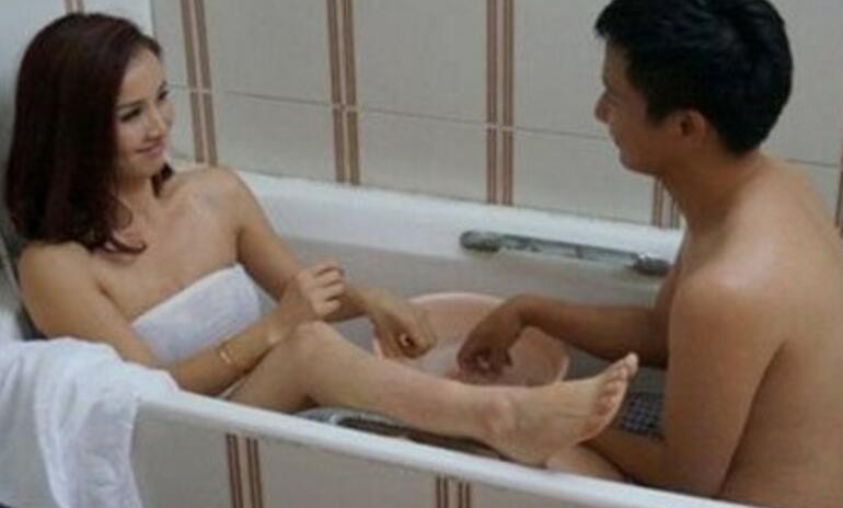 美女和男友一起洗澡 你知道鸳鸯浴的洗法吗？
