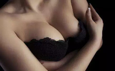 女人的乳房为何会一大一小不对称，原来是这样！
