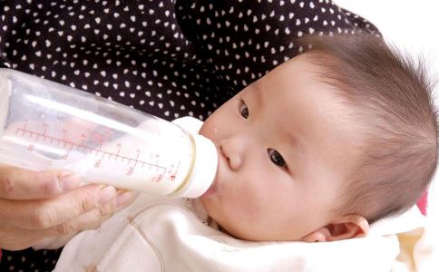 如何判断奶粉适不适合宝宝 出现这5个问题速换