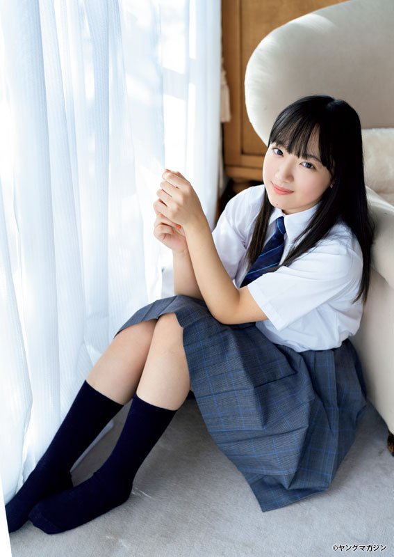 欅坂46渡边理佐登《週刊Young Magazine》14号的封面，不同穿搭难掩白皙肌肤和纯美气质。