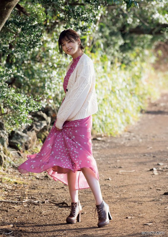 欅坂46渡边理佐登《週刊Young Magazine》14号的封面，不同穿搭难掩白皙肌肤和纯美气质。