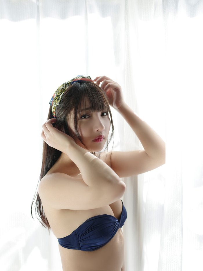 水沢柚乃拍摄动漫杂志写真 穿泳装凹造型秀好身材