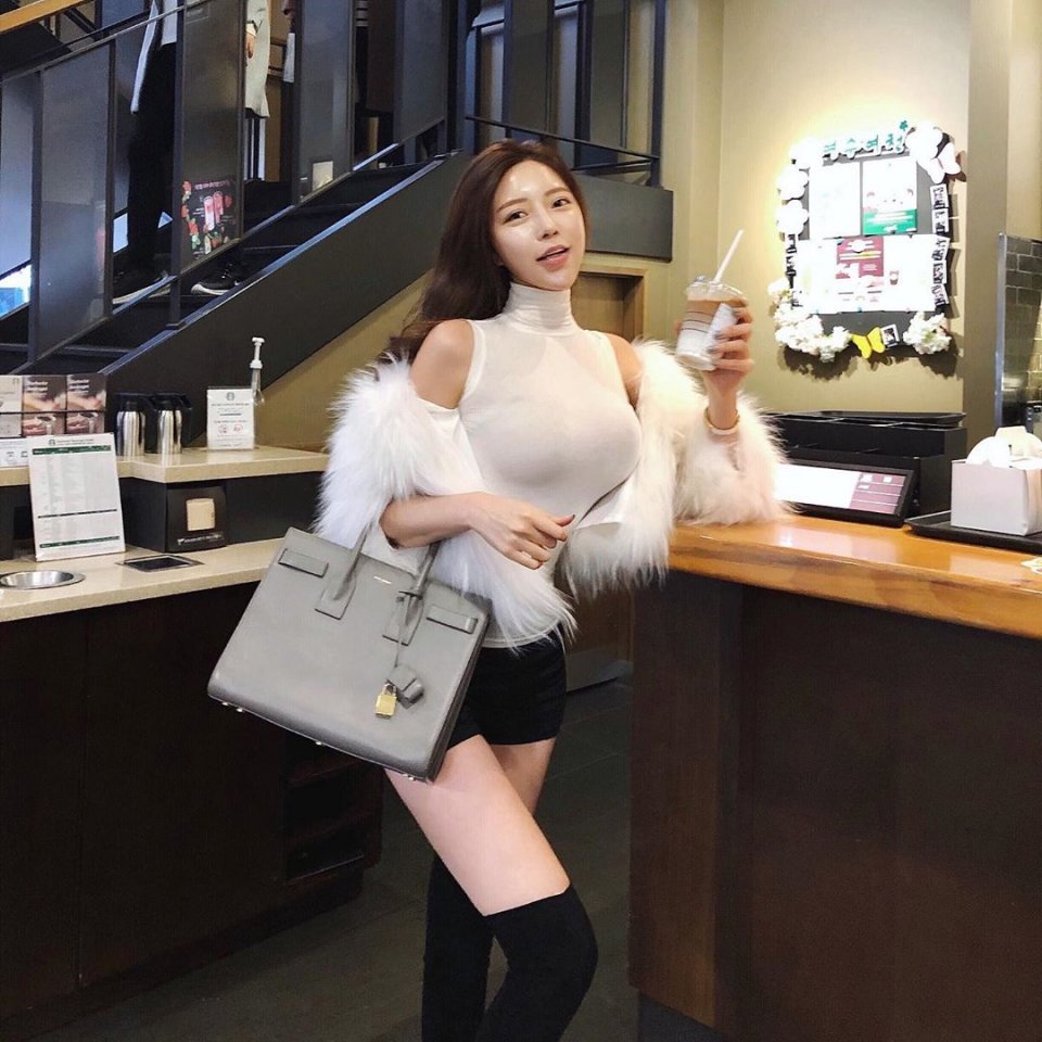 常在IG展现魔鬼身材的她，去年终于受够了批她隆乳的閒言閒语，晒出X光照力证双峰「全天然」，最近她晒出自己穿着中空泳装的辣照，再次强调绝对没动手术，若再有人乱说话她便要提告。