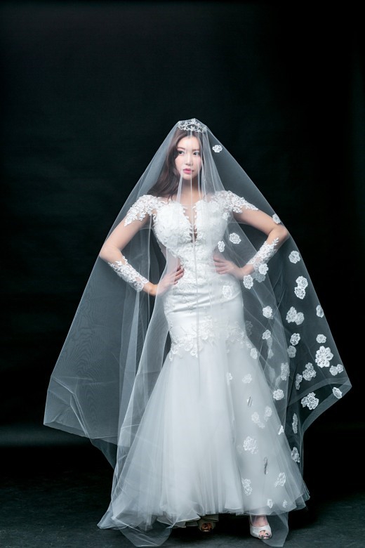 新浪娱乐讯 将于本月14日结婚的韩国女模特池好珍今天公布婚纱照，吸引了广大粉丝的目光。