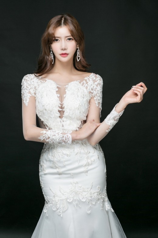 韩国女模特池好珍婚纱照公开 大秀丰满好身材