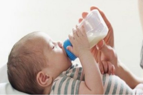 新生宝宝为什么会吐奶？吐奶了应该要怎么办？
