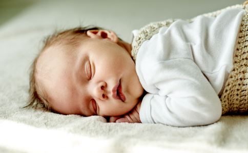 【宝宝晚上睡觉总是醒是怎么回事】婴儿晚上睡觉不踏实易醒易哭闹