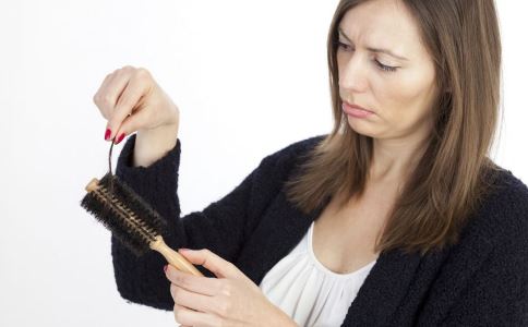 女性产后脱发怎么办 有什么预防方法